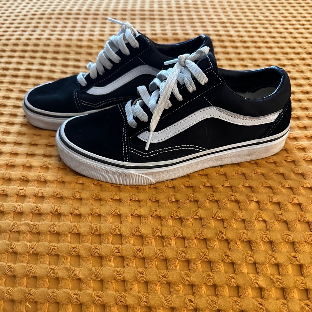 Vans Black and White Old Skool Sneakers Classic Skate Design - Picture 2 of 7